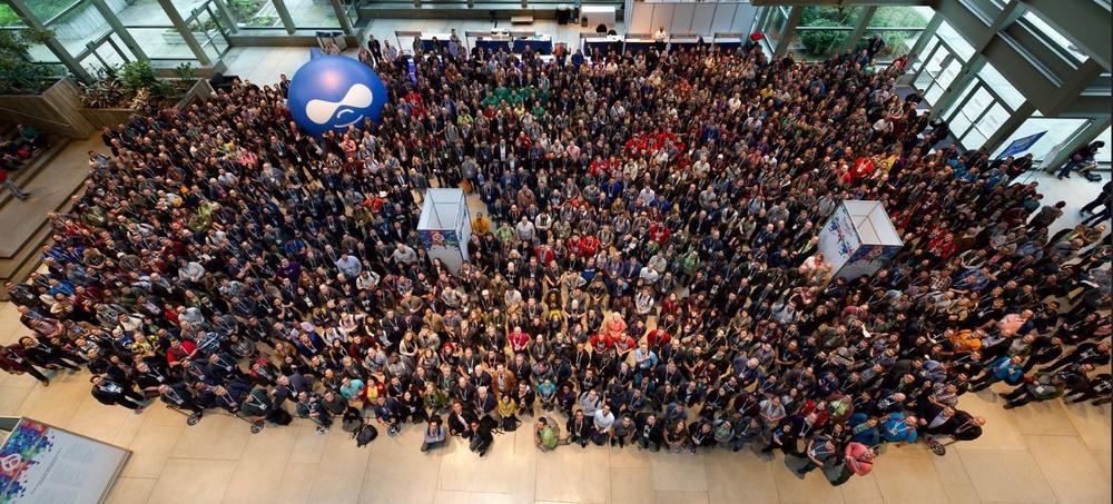 Several hundred conference attendees gathered for a group photo.